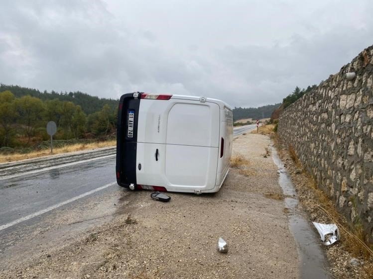 Seyir Halinde Kamyonet Devrilirken, Sürücüsü Yaralandı