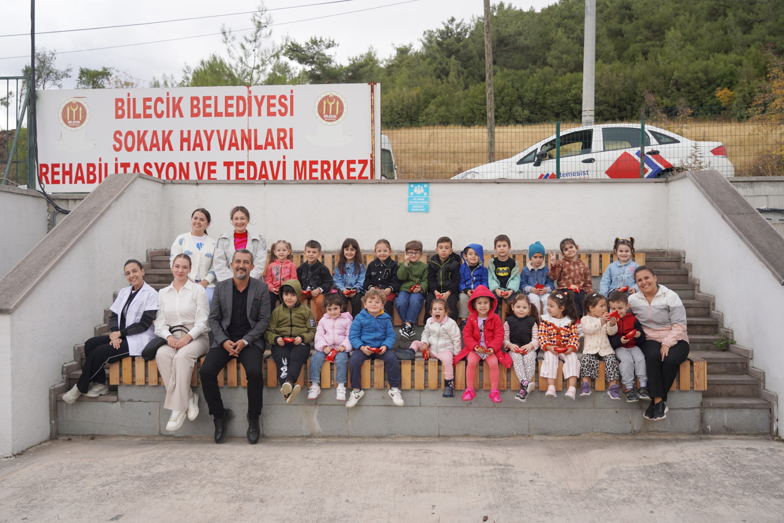 600-ogrenci-barinaktaki-can-dostlari-ziyaret-etti-4.jpg