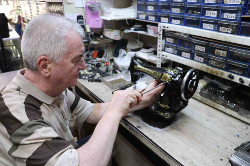 100 Yıllık Dikiş Makinesini Bile Konuşturabiliyor