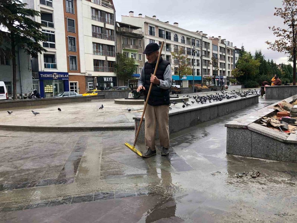 Caddeyi Görevliler Değil 63 Yaşındaki Vatandaş Temizledi