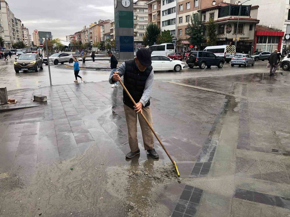 Caddeyi Görevliler Değil 63 Yaşındaki Vatandaş Temizledi