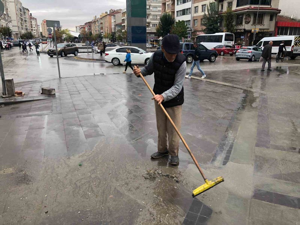 Caddeyi Görevliler Değil 63 Yaşındaki Vatandaş Temizledi