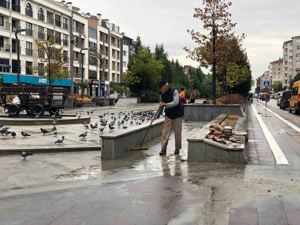 Caddeyi Görevliler Değil 63 Yaşındaki Vatandaş Temizledi