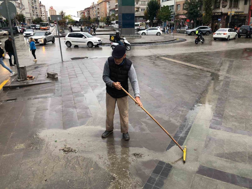 Caddeyi Görevliler Değil 63 Yaşındaki Vatandaş Temizledi