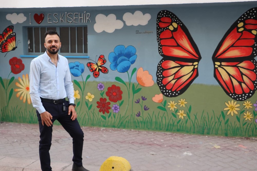 Duvar yazılarından bıkan apartman yöneticisi çareyi sanatta buldu