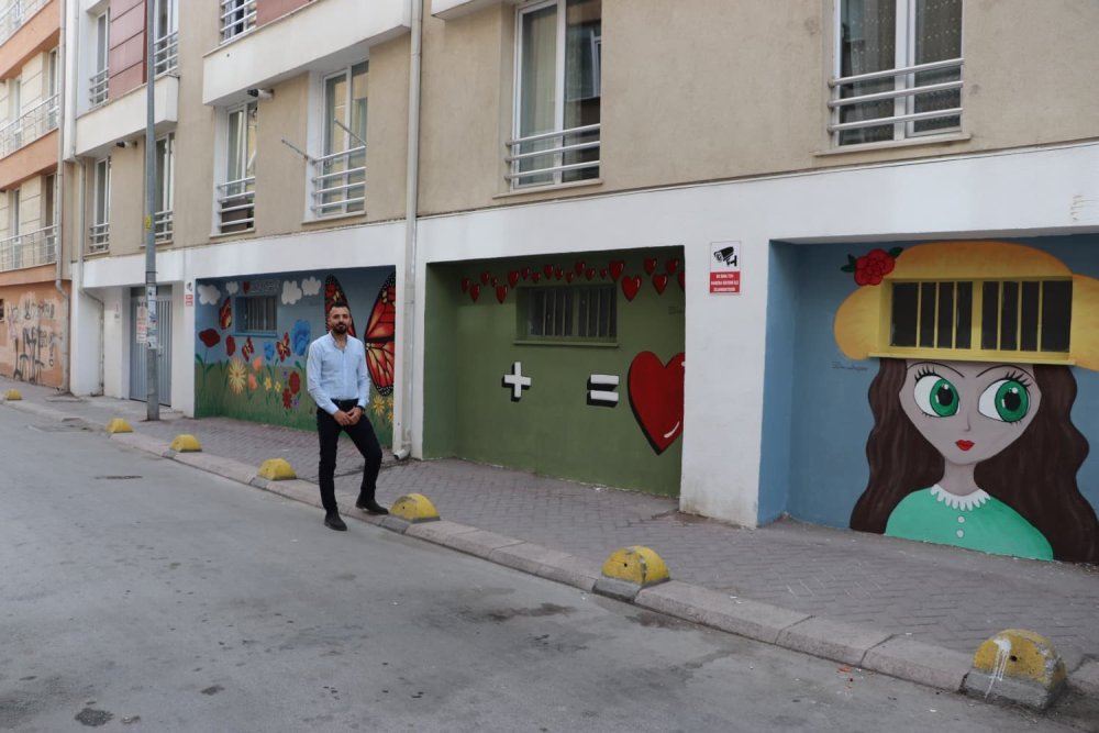 Duvar yazılarından bıkan apartman yöneticisi çareyi sanatta buldu