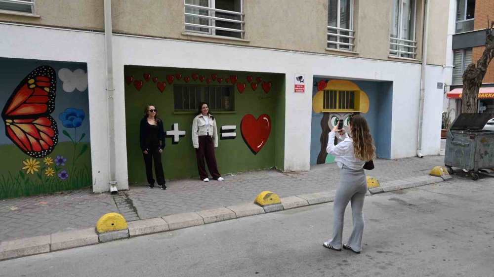 Duvar yazılarından bıkan apartman yöneticisi çareyi sanatta buldu