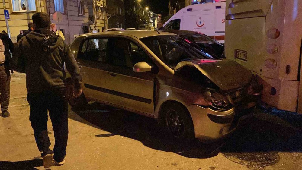 İki Otomobil Park Halindeki Otobüse Çarptı: 1 Yaralı