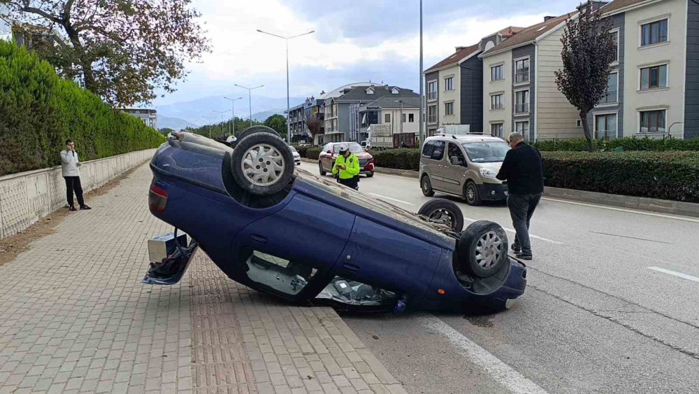 Kaza Yapan Otomobil Takla Atarak Ters Durdu