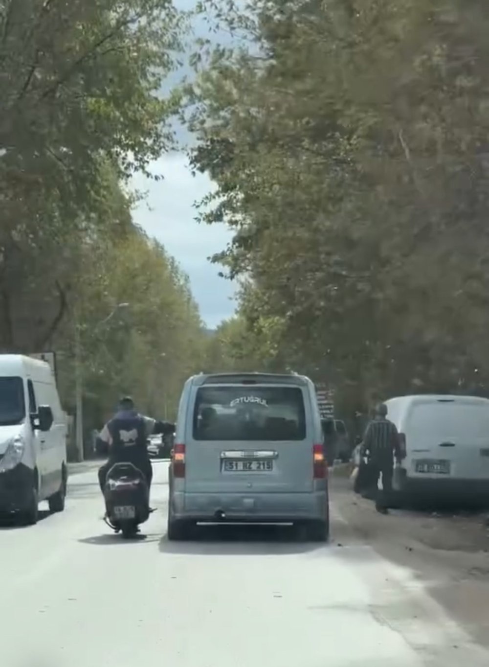 Trafikte Tehlikeli Anlar Kamerada: Sohbet Etmek İçin Seyir Halindeki Araca Yaslandı