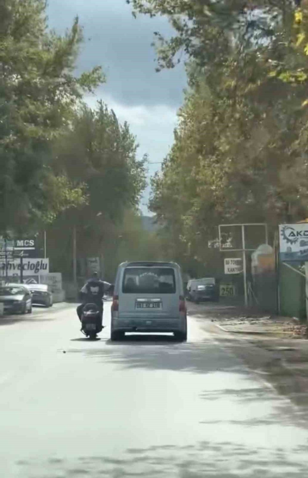 Trafikte Tehlikeli Anlar Kamerada: Sohbet Etmek İçin Seyir Halindeki Araca Yaslandı
