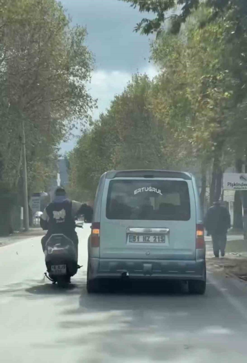 Trafikte Tehlikeli Anlar Kamerada: Sohbet Etmek İçin Seyir Halindeki Araca Yaslandı