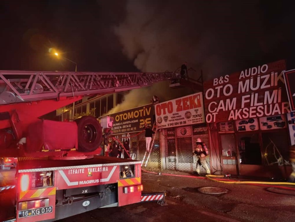 4 Dükkan Alevlere Teslim Oldu