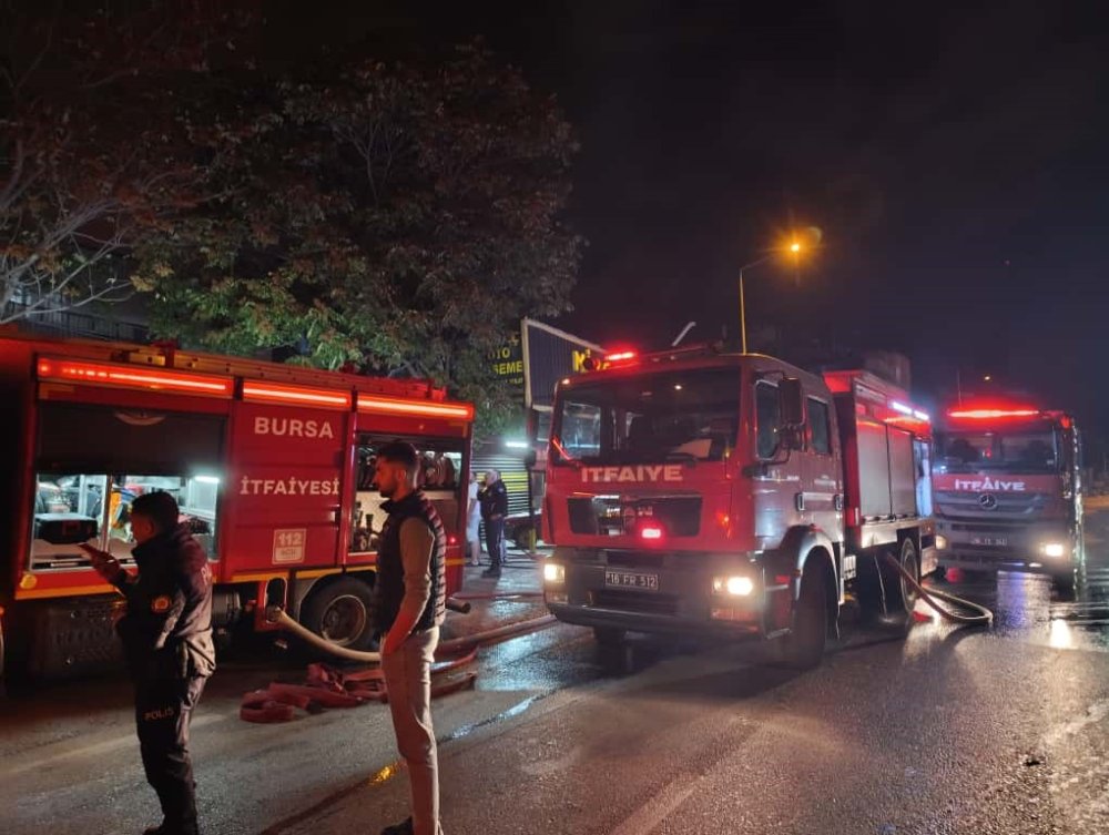 4 Dükkan Alevlere Teslim Oldu