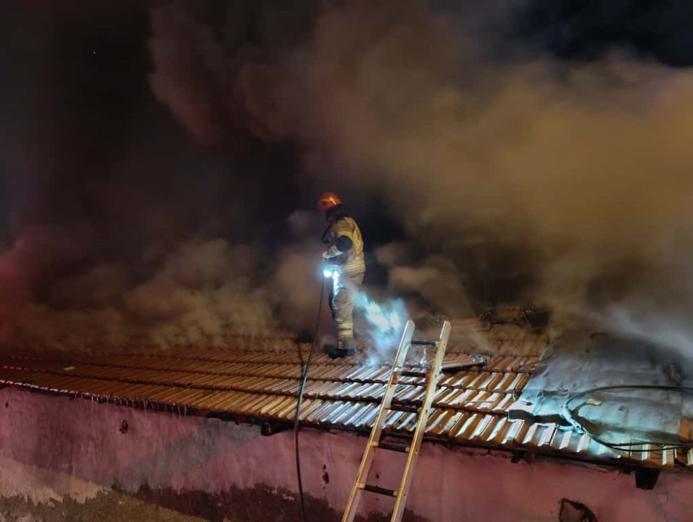 4 Dükkan Alevlere Teslim Oldu