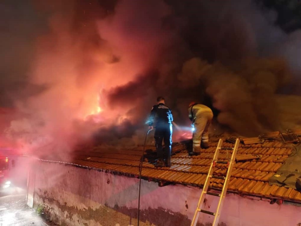4 Dükkan Alevlere Teslim Oldu