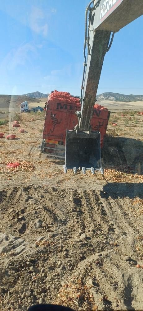 Tonlarca Soğan Taşıyan Tır Islak Arazide Toprağa Gömüldü