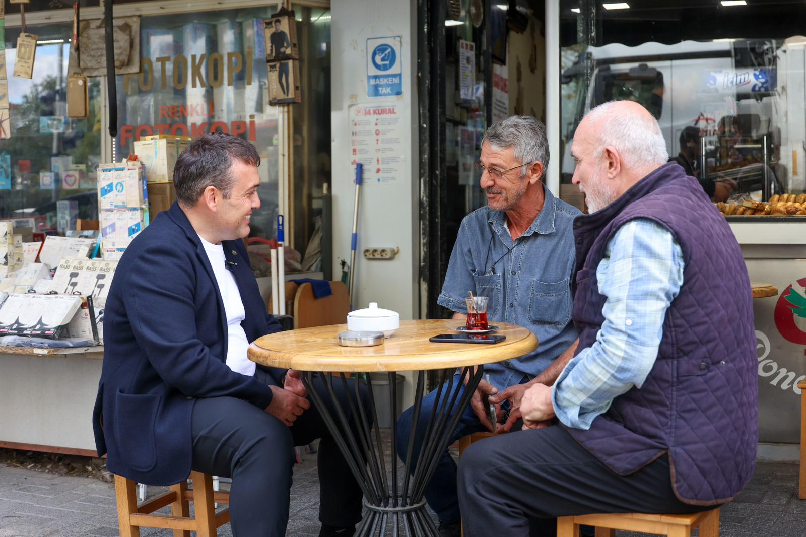 vali-sozer-kafeler-sokaginda1.jpg