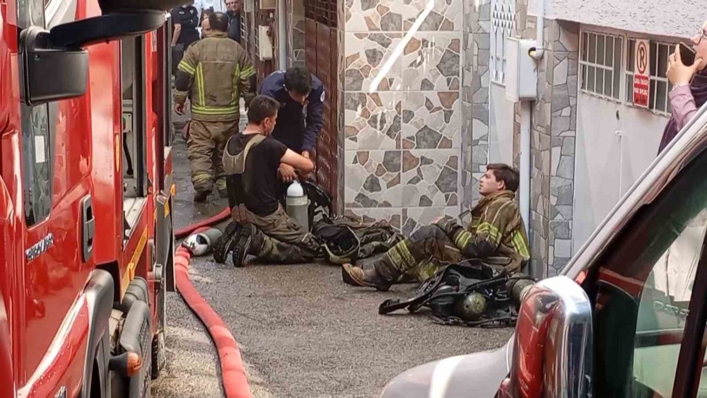 Çatı Katında Çıkan Yangın Paniğe Neden Oldu