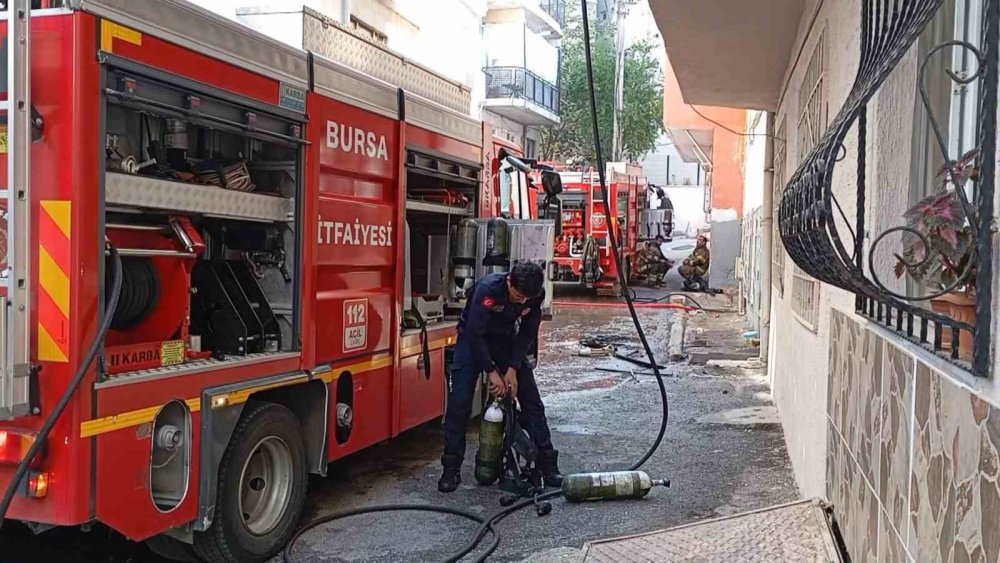 Çatı Katında Çıkan Yangın Paniğe Neden Oldu