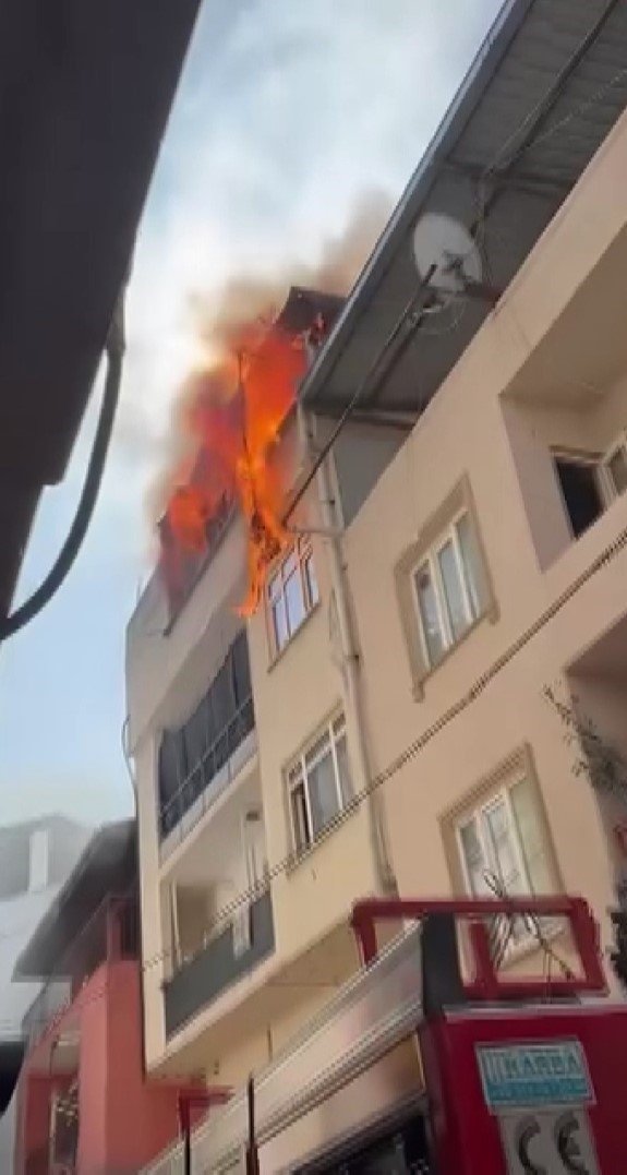 Çatı Katında Çıkan Yangın Paniğe Neden Oldu
