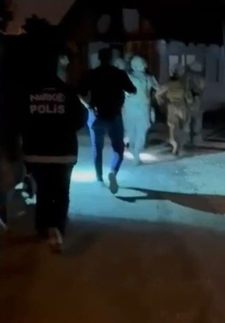 Firari Hükümlü, Uyuşturucu Ve Silahla Yakalandı