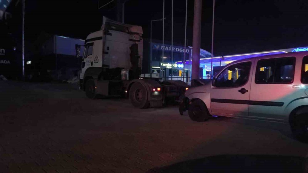 Hafif Ticari Araç Tırla Çarpıştı: 2 Yaralı