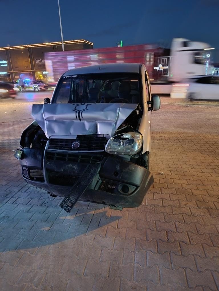 Hafif Ticari Araç Tırla Çarpıştı: 2 Yaralı