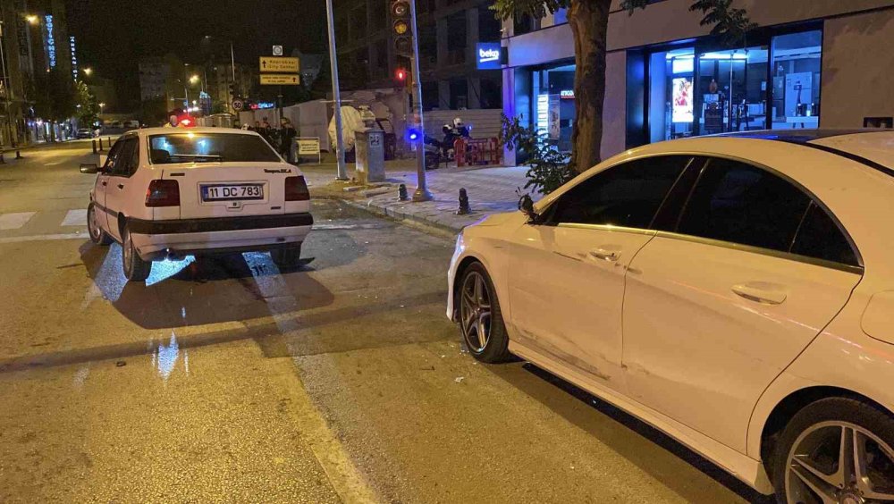 Kaza Yapan Alkollü Ve Ehliyetsiz Sürücü Hasarlı Aracıyla Poz Verdi
