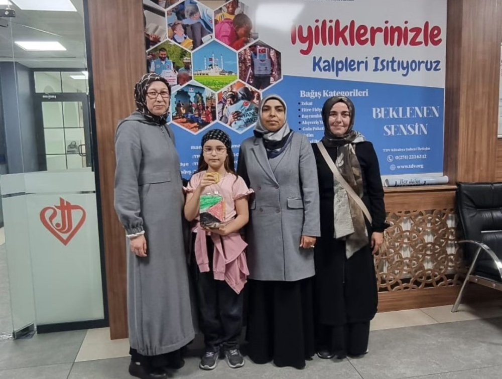 Kur’an Kursu Öğrencisi Harçlıklarını Gazze’ye Bağışladı
