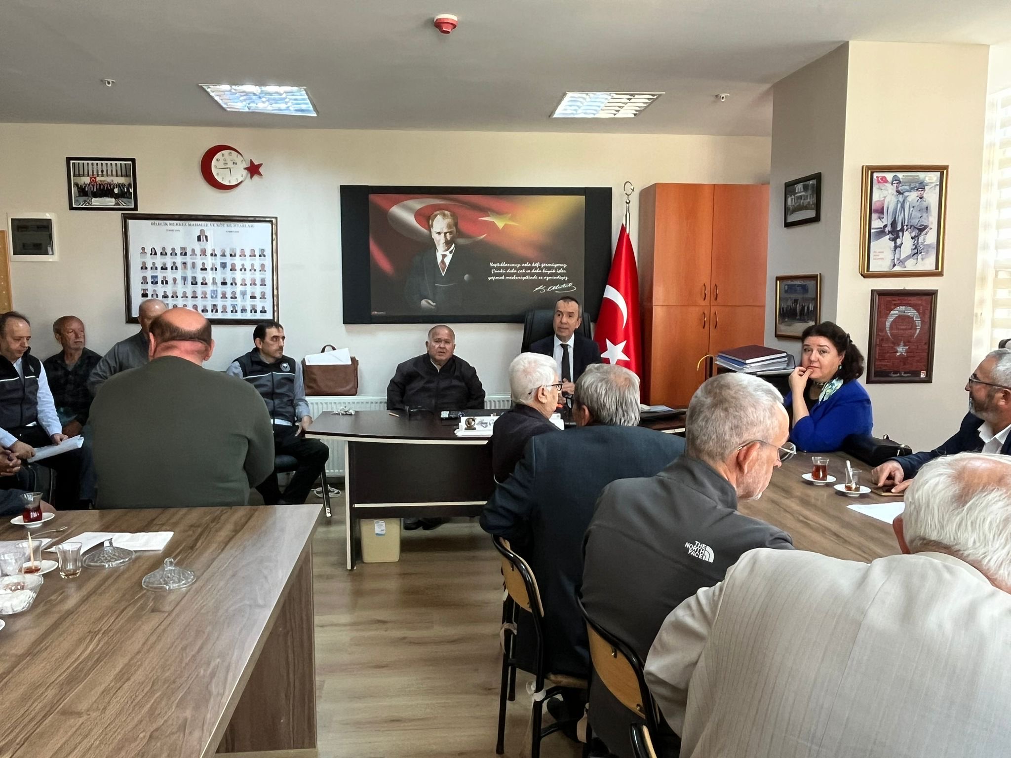 l-muduru-cetin-ayvalik-muhtarlarla-bulustu.jpg