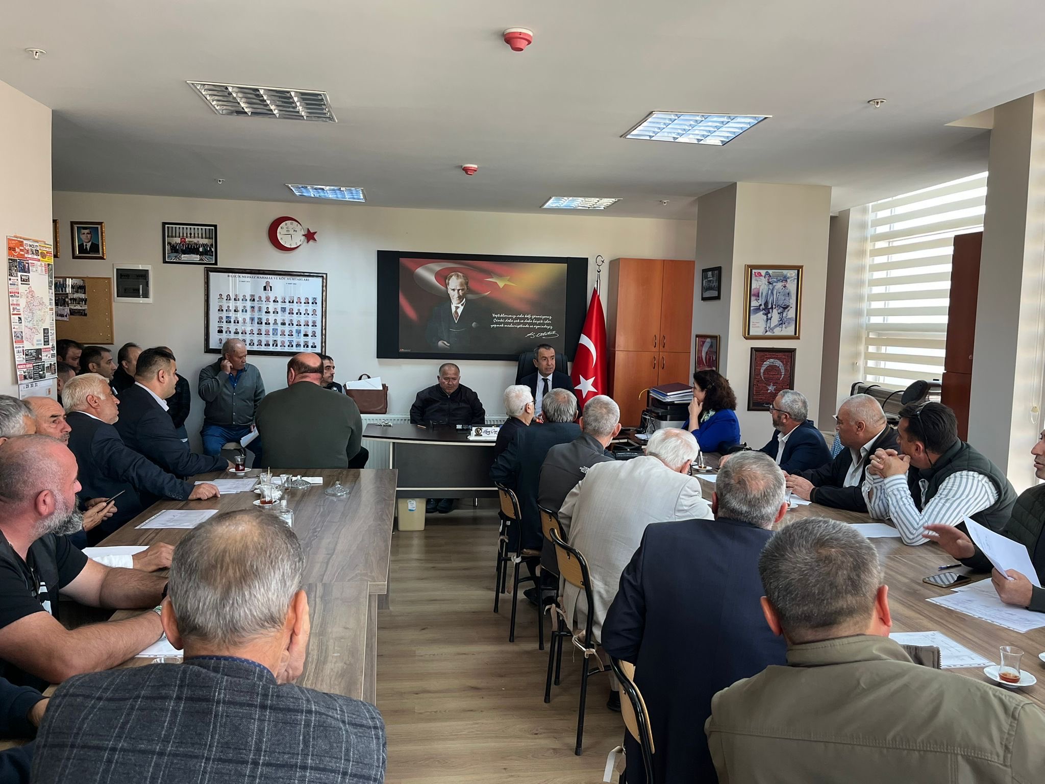 l-muduru-cetin-ayvalik-muhtarlarla-bulustu1.jpg