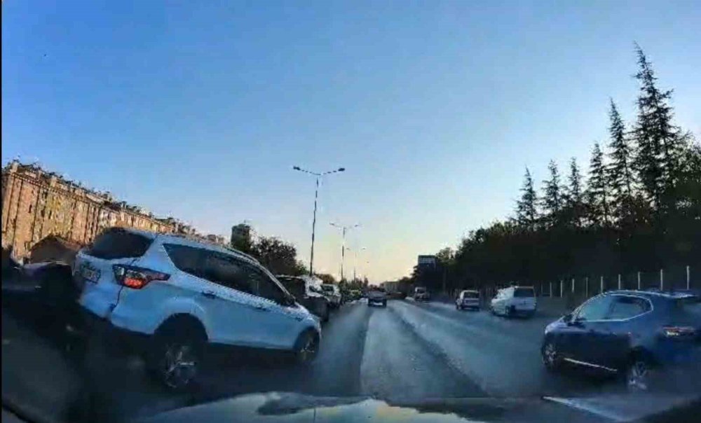 Kazadan Dolayı Yavaşlayan Araca Otomobilin Arkadan Çarpma Anı Kamerada