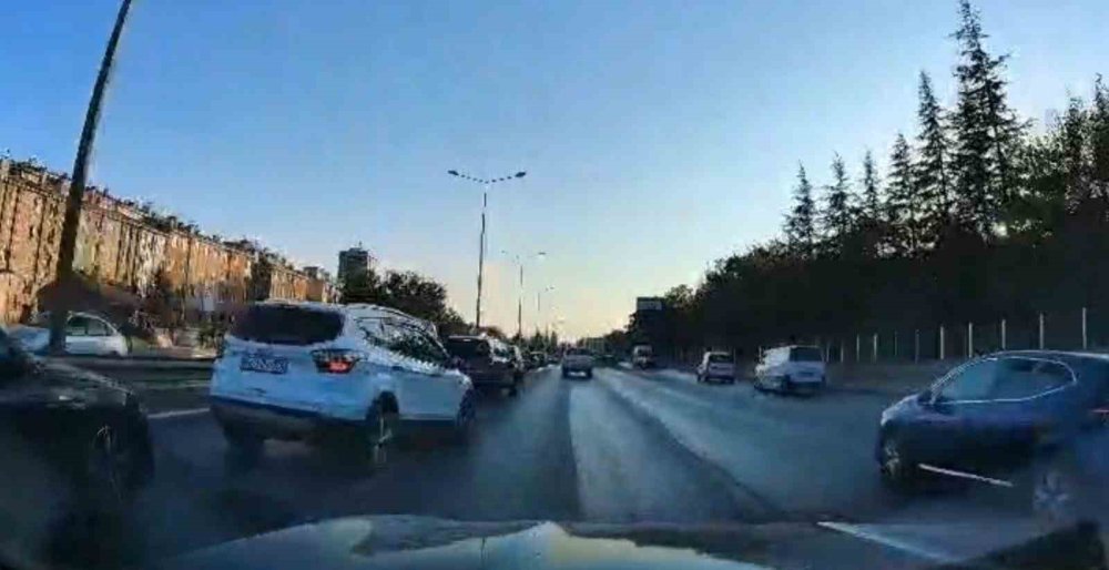 Kazadan Dolayı Yavaşlayan Araca Otomobilin Arkadan Çarpma Anı Kamerada