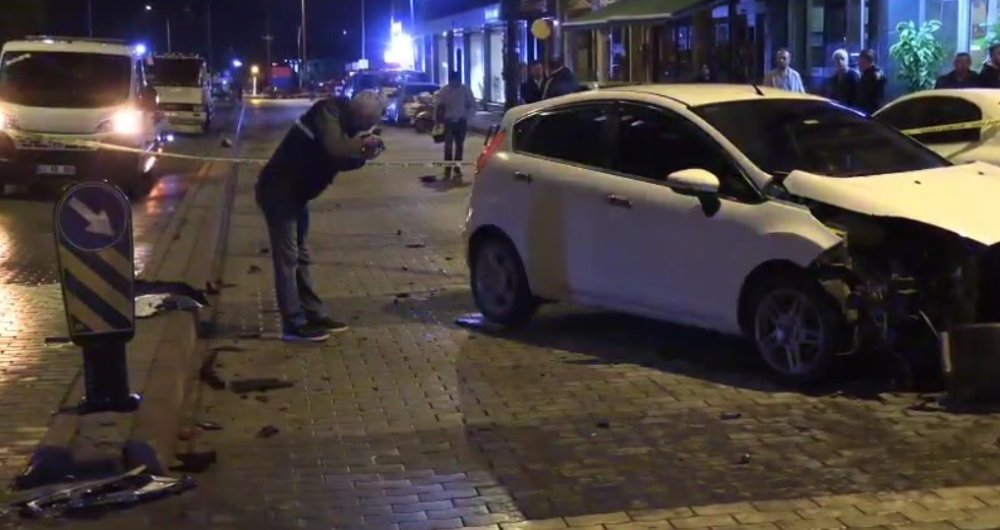 Otomobiller Çarpıştı: 3 Kişi Yaralandı