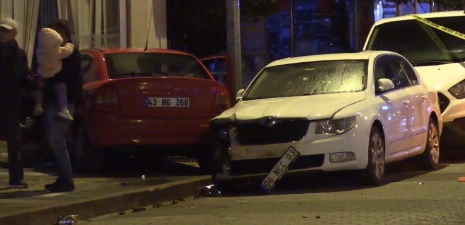 Otomobiller Çarpıştı: 3 Kişi Yaralandı