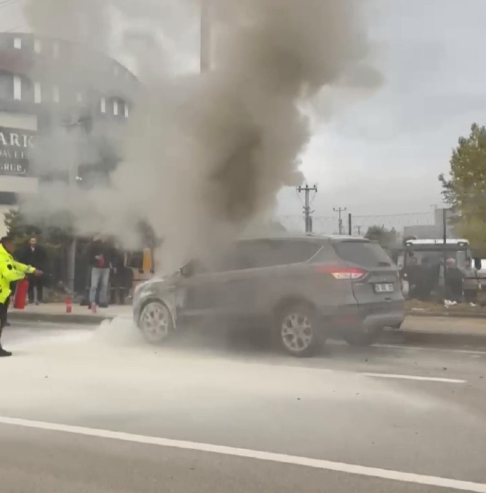 Seyir Halinde Alev Alan Otomobile Polisler Müdahale Etti
