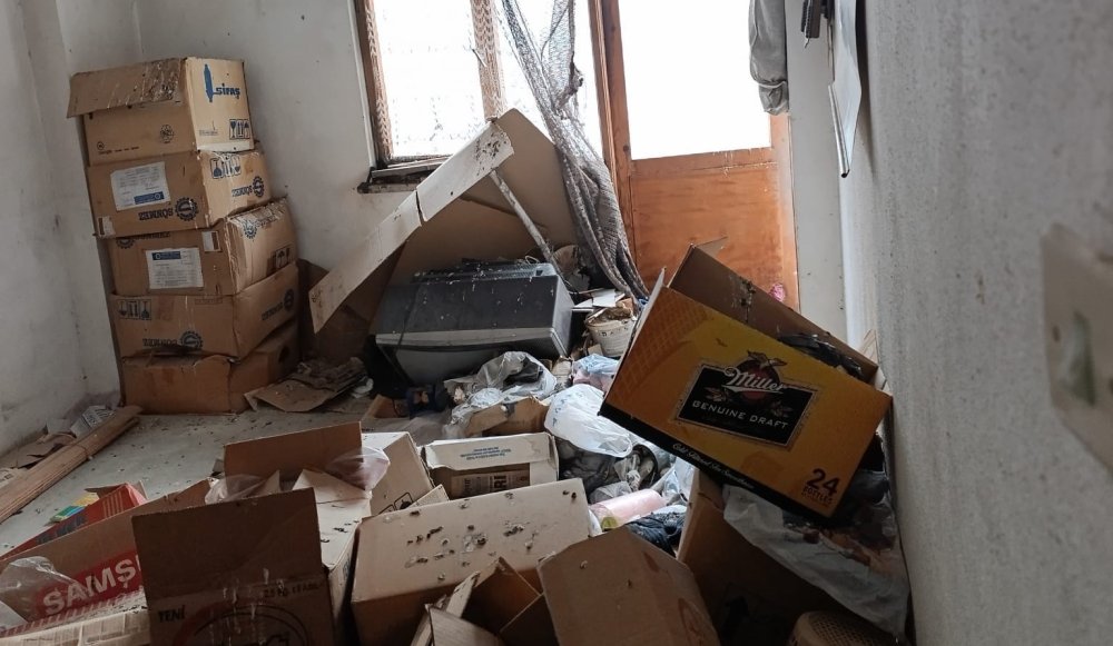 Çöp Eve Dönen Bina Mahkeme Kararıyla Boşaltıldı