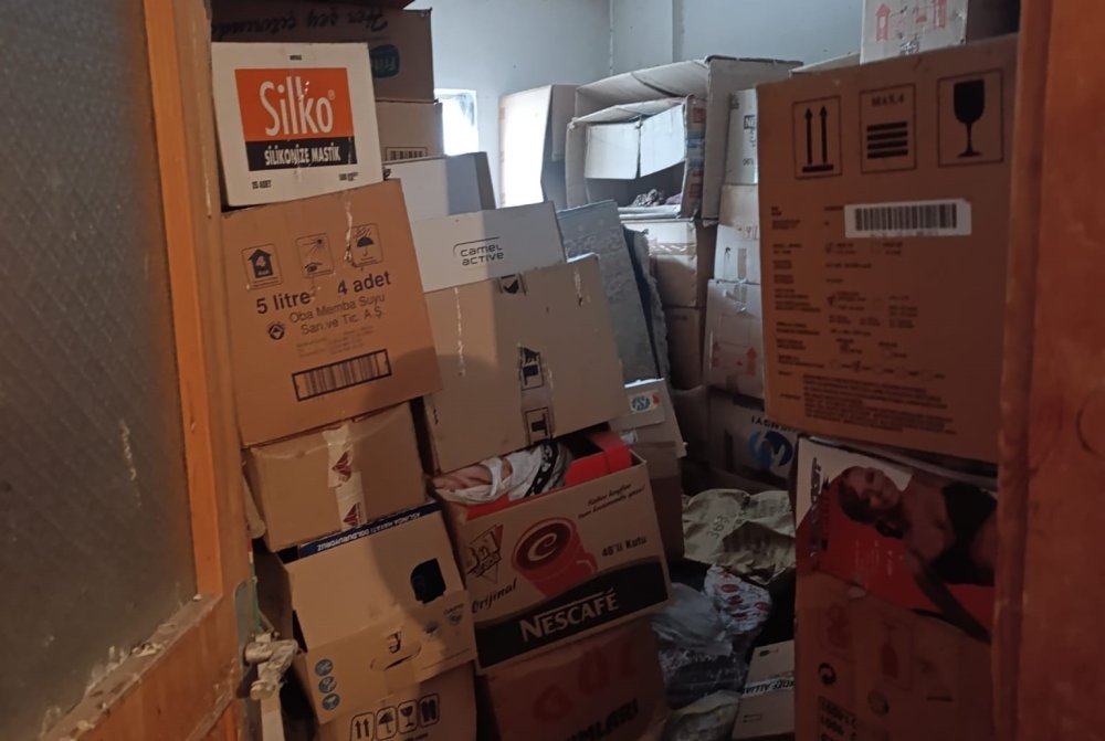 Çöp Eve Dönen Bina Mahkeme Kararıyla Boşaltıldı