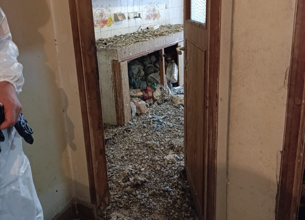 Çöp Eve Dönen Bina Mahkeme Kararıyla Boşaltıldı