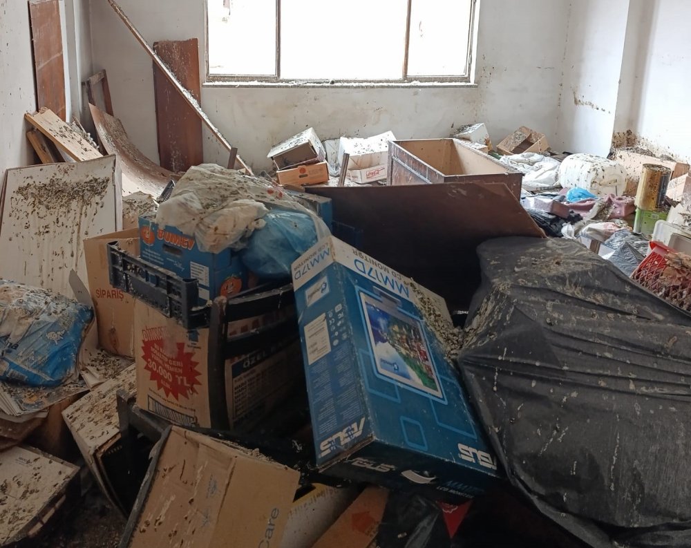 Çöp Eve Dönen Bina Mahkeme Kararıyla Boşaltıldı