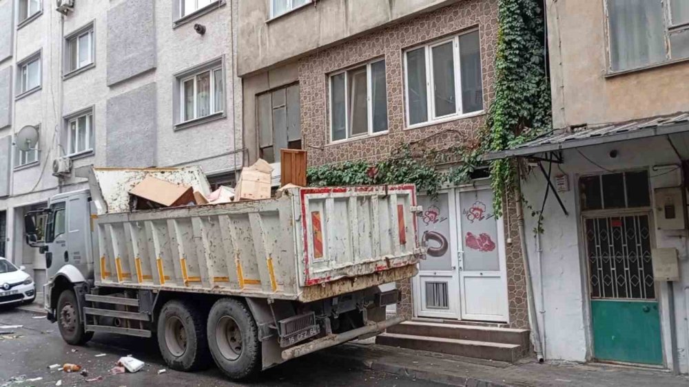 Çöp Eve Dönen Bina Mahkeme Kararıyla Boşaltıldı