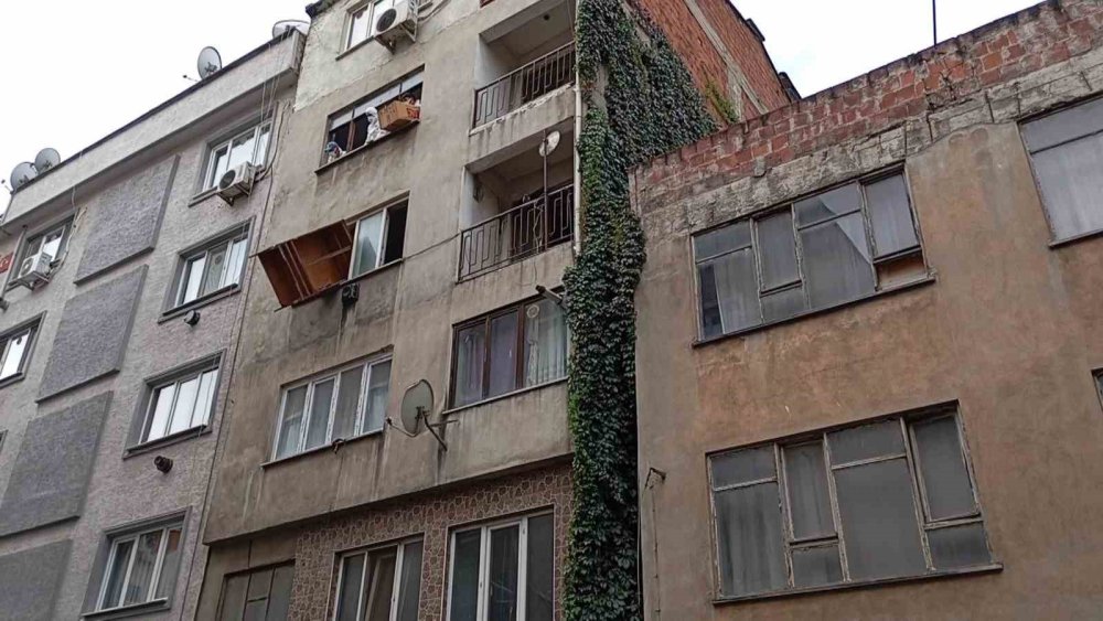 Çöp Eve Dönen Bina Mahkeme Kararıyla Boşaltıldı