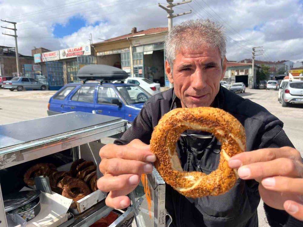 4 Çocuğunu Simit Satarak Okutuyor