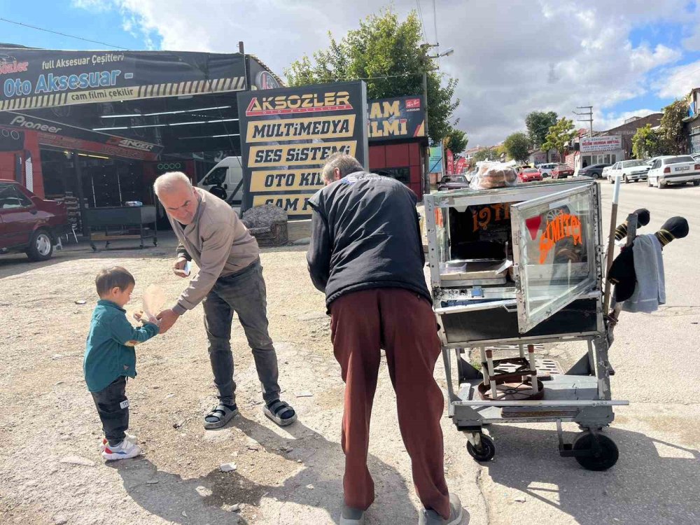 4 Çocuğunu Simit Satarak Okutuyor