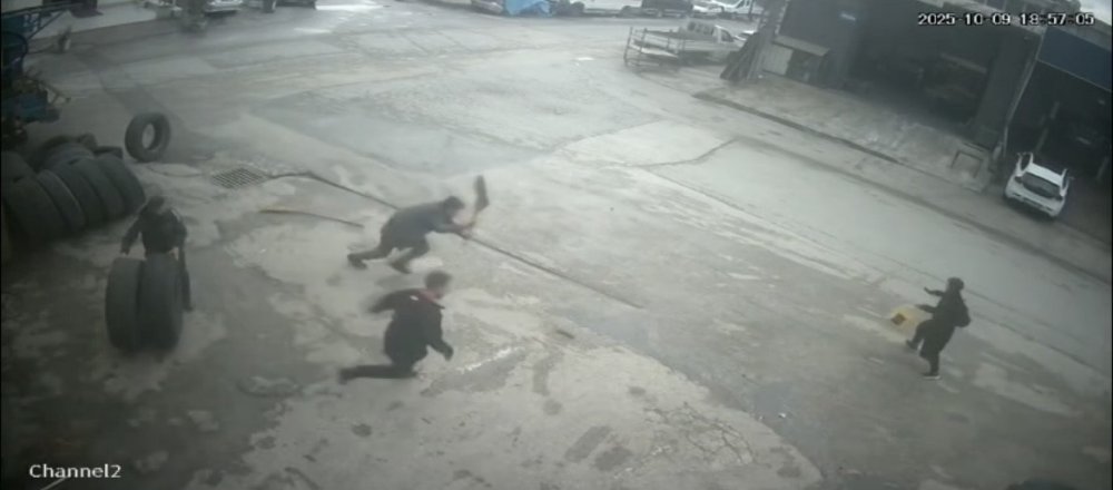 Fareyi Süpürgeyle Kovaladı, Arkadaşı Şut Atar Gibi Tekme Attı