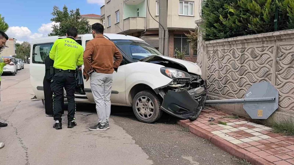 Köşede Çarpıştılar, Site Duvarında Durdular