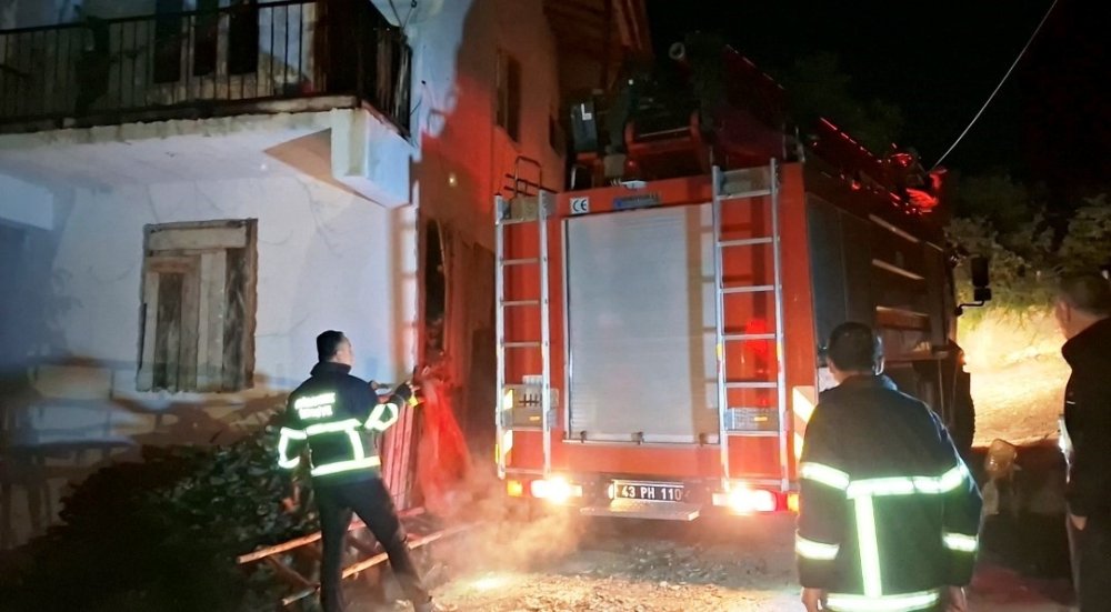 Bir Evin Yatak Odasında Çıkan Yangın Büyümeden Söndürüldü