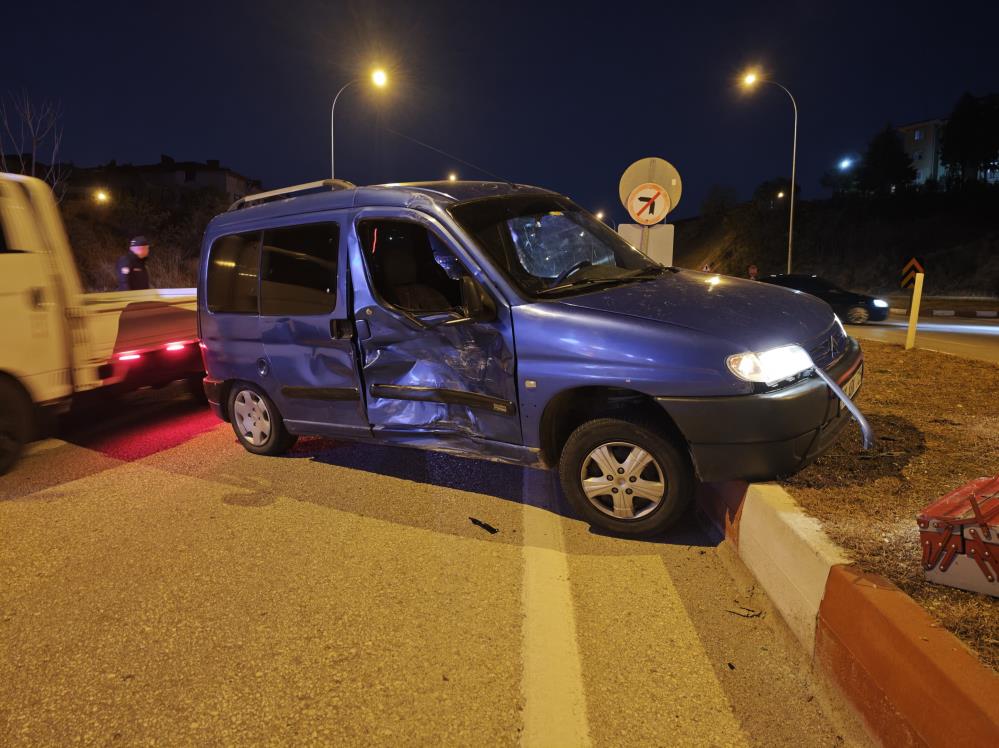 hafif-ticari-arac-ile-motosiklet-carpisti.jpg