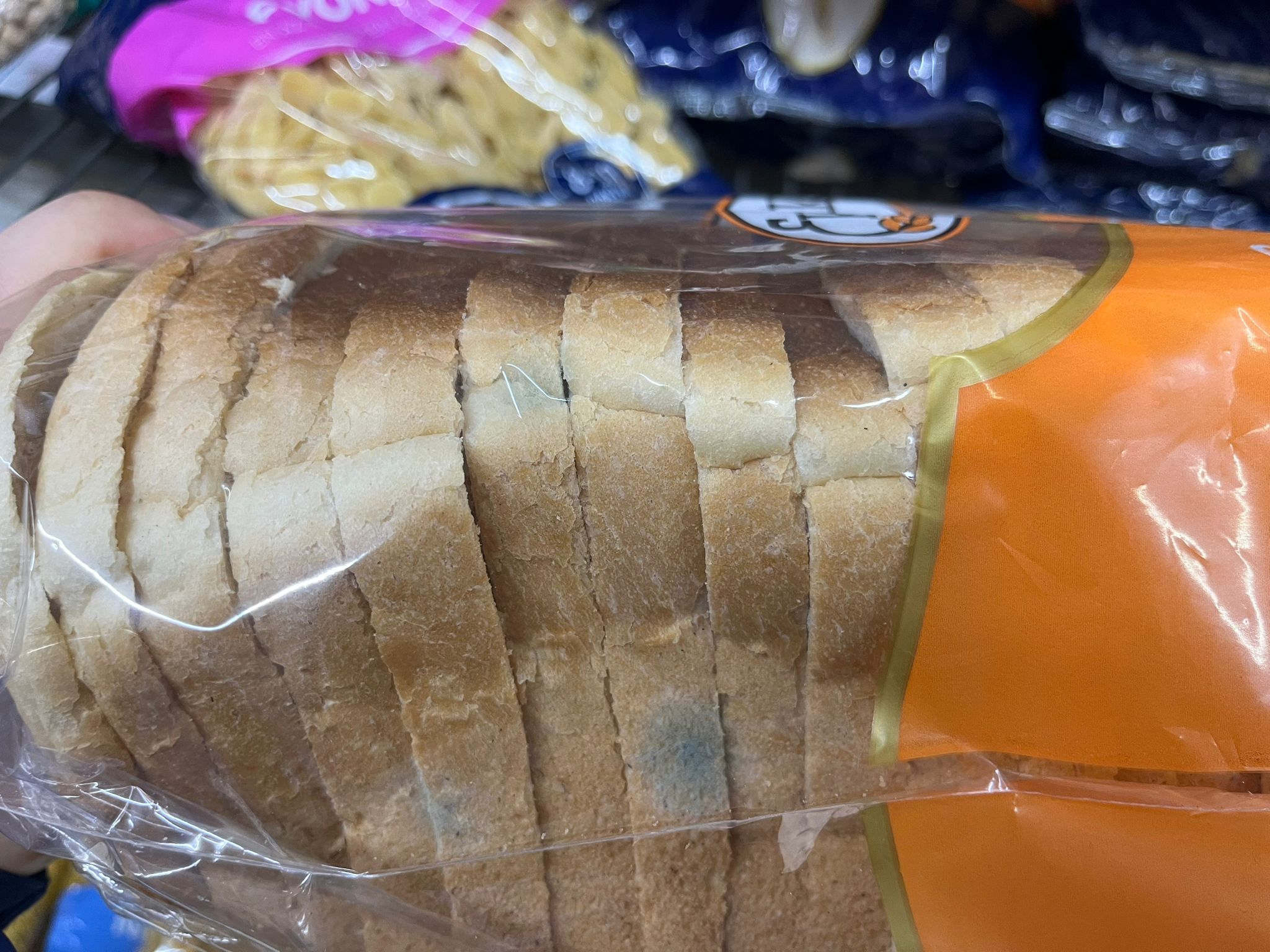 marketteki-kuflu-ekmegi-vatandas-fark-etti.jpg